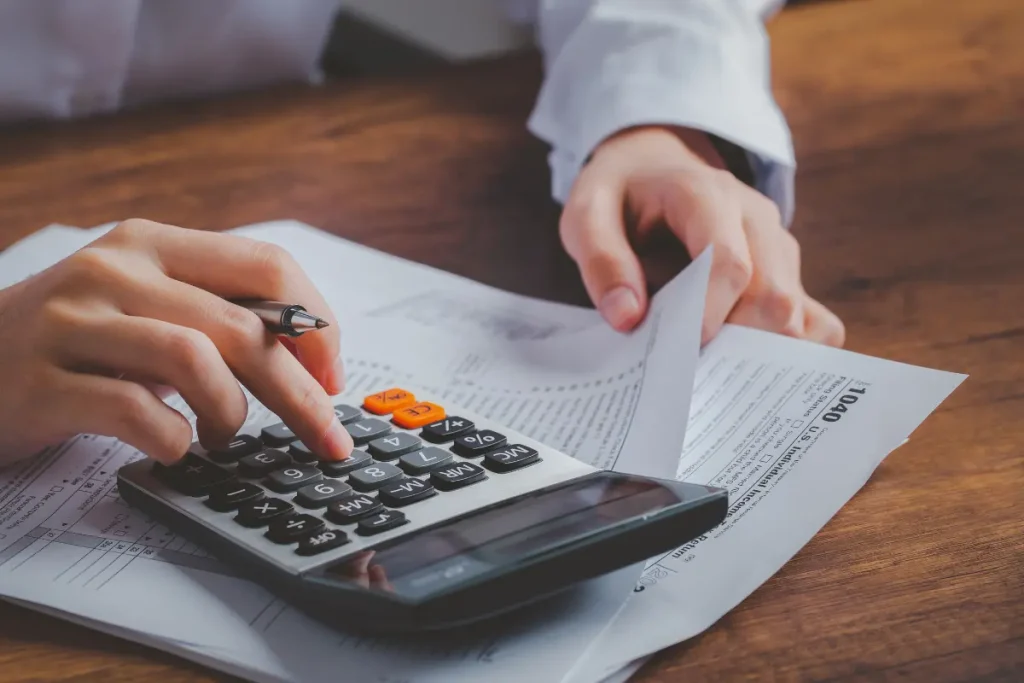 Quelqu'un en train de vérifier un retard de paiement